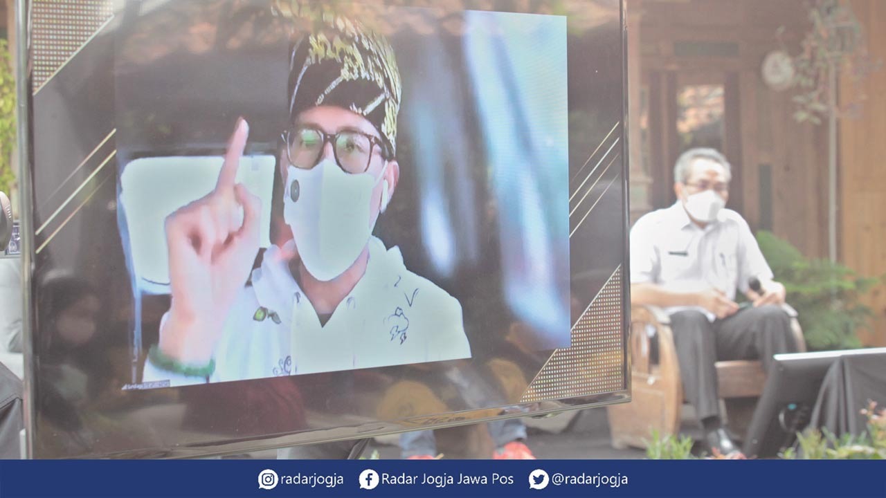 EKRAF: Bupati Bantul Abdul Halim Muslih seusai menjadi salah satu narasumber acara Update Forum Talkshow bertemakan
