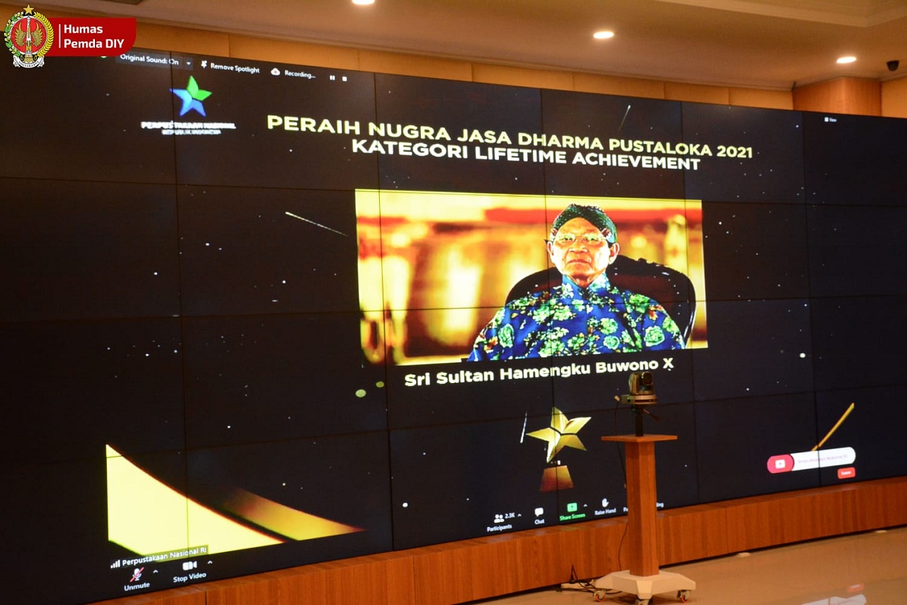 TERIMA: Gubernur DIY Sri Sultan Hamengku Buwono X menerima penghargaan Lifetime Achievement dari Perpustakaan Nasional RI. ( DOKUMENTASI HUMAS PEMPROV DIJ)