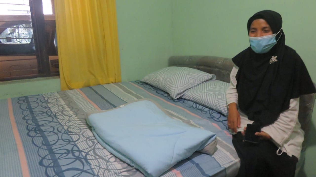 LIAT: Khoiry Nuria Widyaningrum, 36, memperlihatkan kamar yang di pakai Mendikbudristek Nadiem  Anwar Anwar Makarim saat menginap dikediamannya di Dusun Plaosan, Kalurahan Tlogoadi, Mlati Sleman. (DWI AGUS/RADAR JOGJA)