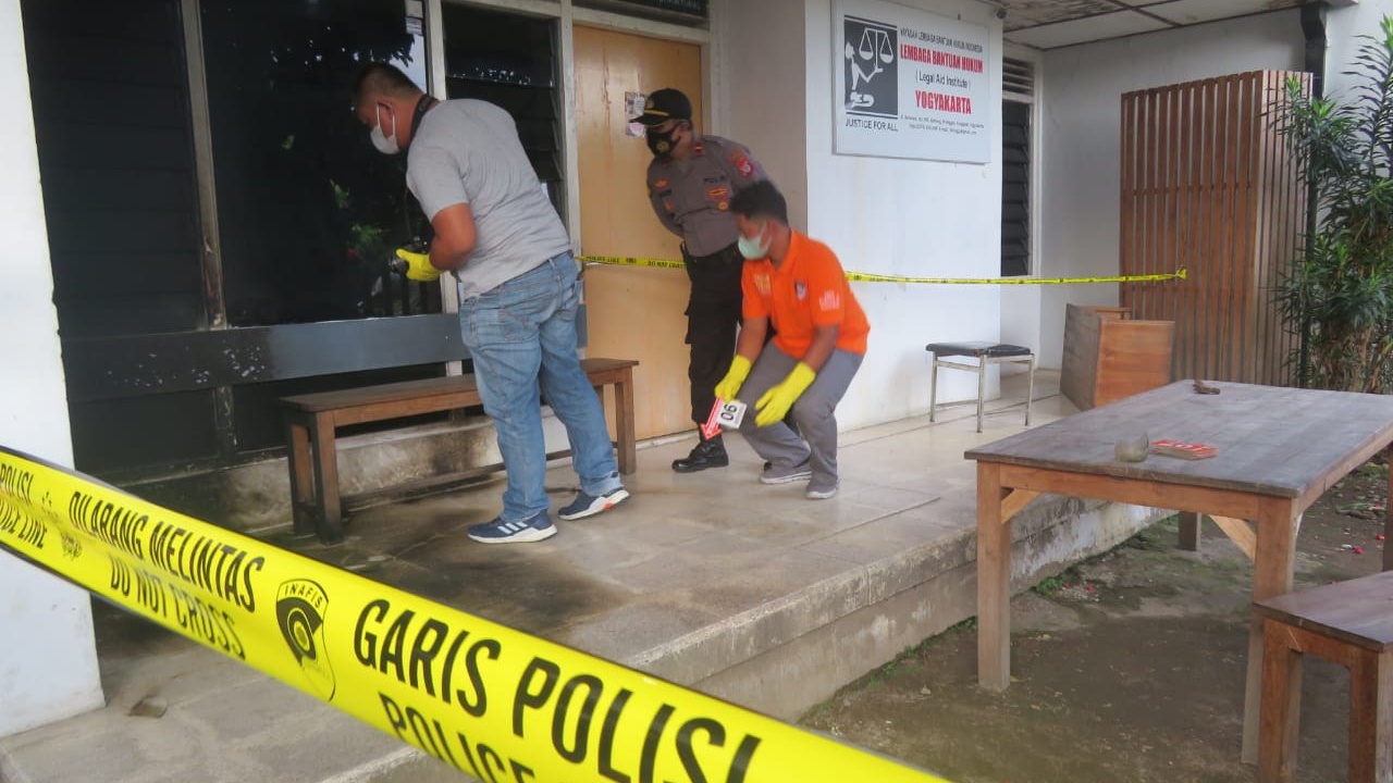 SEDANG: Tim Automatic Finger Print Identification System (Inafis) Polresta Jogjakarta sedang melakukan olah TKP di Kantor Lembaga Bantuan Hukum (LBH) Jogjakarta di jalan Benowo, Prenggan Kotagede Kota Jogja. (DWI AGUS/RADAR JOGJA)