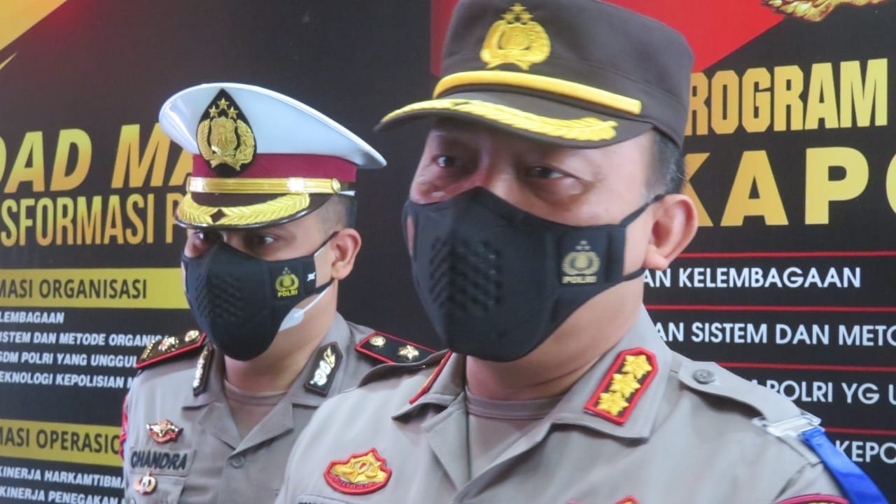 TURUT: Jajaran Polresta Jogja turut memberlakukan ganjil genap selama akhir pekan di kawasan Malioboro. Kebijakan ini merupakan wujud penerapan pembatasan operasional destinasi wisata selama Pemberlakuan Pembatasan Kegiatan Masyarakat (PPKM) Level 3. (DWI