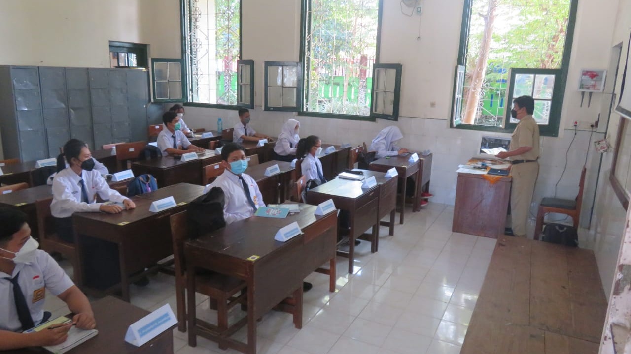 SEDANG: Siswa-siswi SMPN 5 Jogja sedang mengikuti pembelajaran tatap muka (PTM) terbatas. Sejumlah sekolah di Kota Jogja sudah memulai pembelajaran tatap muka (PTM) terbatas. Baik di jenjang SMP maupun SMA. (DWI AGUS/RADAR JOGJA)