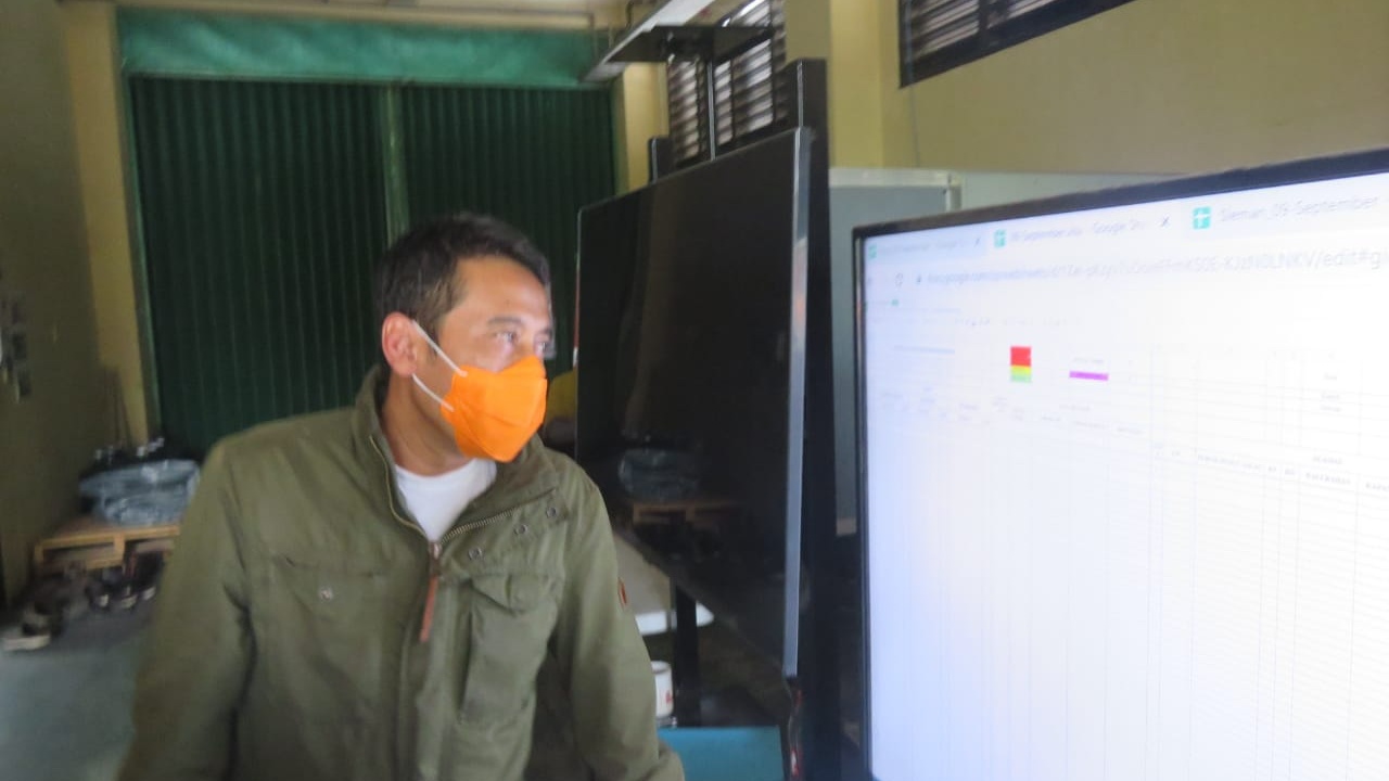 TERIMA: Komandan TRC BPBD DIJ, Wahyu Pristiawan Buntoro menuturkan, laporan orang hilang diterima Selasa siang. Pamitnya dengan keluarga mau naik ke Merapi. Tapi saat itu jam 10.00 WIB keluarga dan warga inisiatif mengikuti. (DWI AGUS/RADAR JOGJA)