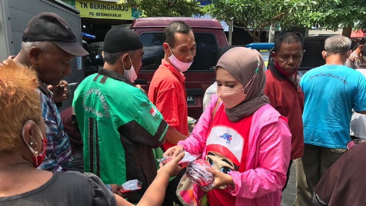 GELAR: Kantor Cabang JNE Jogjakarta menggelar bakti sosial (baksos) kepada buruh gendong, pedagang pasar, tukang becak, dan ojek online bekerjasama dengan Polsek Umbulharjo Kota Jogja. (DOKUMENTASI JNE JOGJAKARTA)