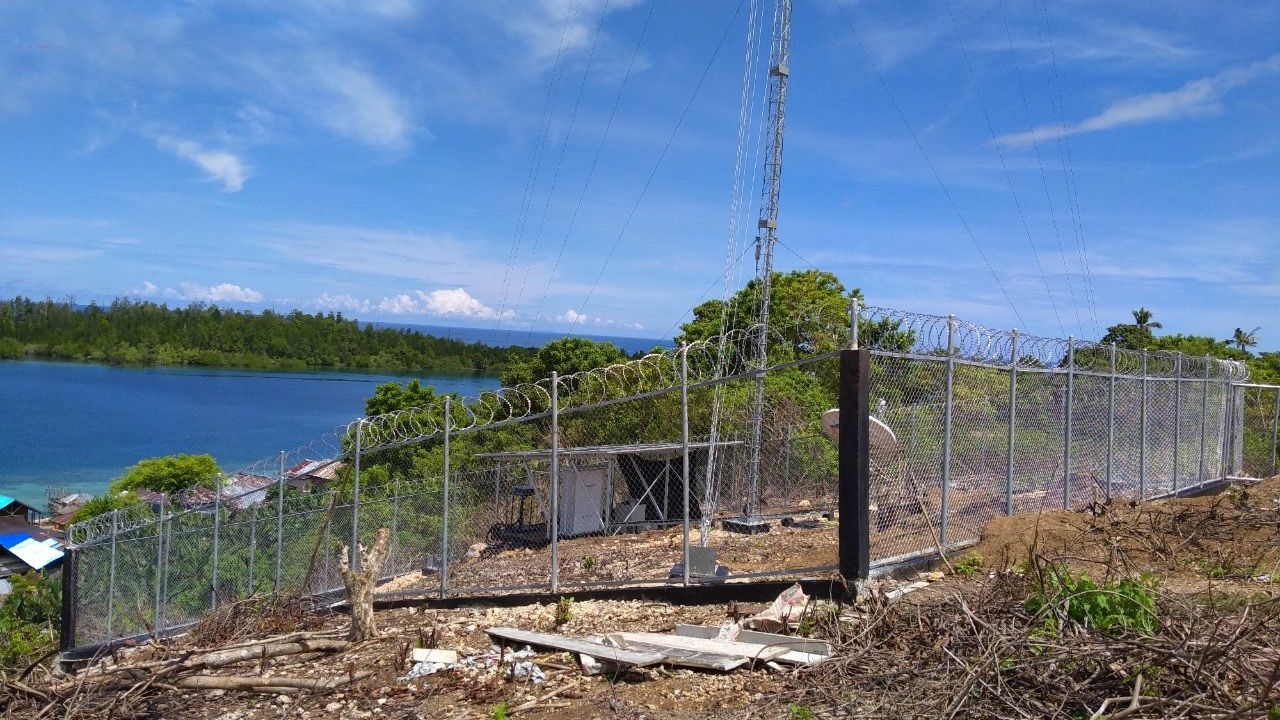 OPERASI: Salah satu BTS USO yang dioperasikan XL Axiata di Maluku. (Foto: XL Axiata)