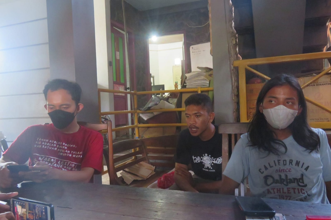 TRAUMA: Keresahan warga masih menyimpan trauma atas bentrok pada medio Ramadan tahun ini. saat itu personel kepolisian melakukan tindakan kekerasan kepada warga. Kedatangan para personel kepolisian inilah yang membangkitkan trauma warga.  (DWI AGUS/RADAR