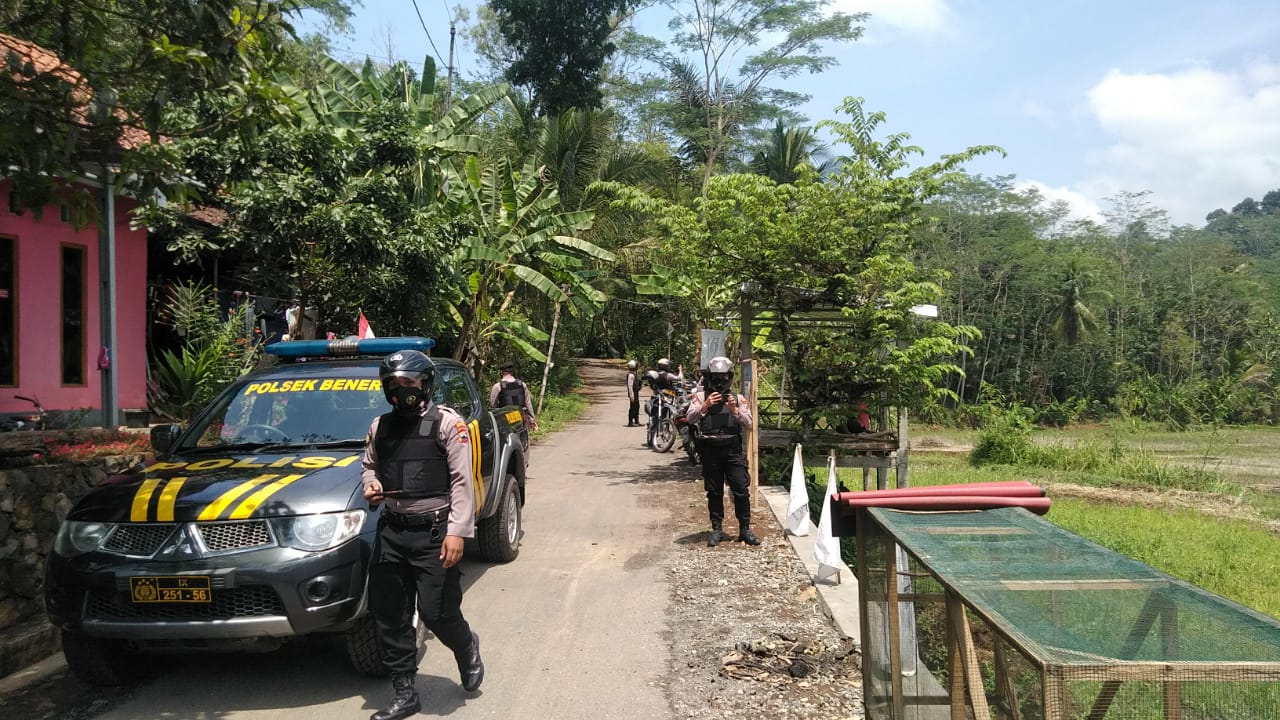 DAPAT:  Warga Desa Wadas Kabupaten Purworejo Jawa Tengah merasa mendapatkan teror dari aparat kepolisian. Penyebabnya adalah dalam beberapa akhir ada patroli bersenjata laras panjang. (DOKUMENTASI WARGA)