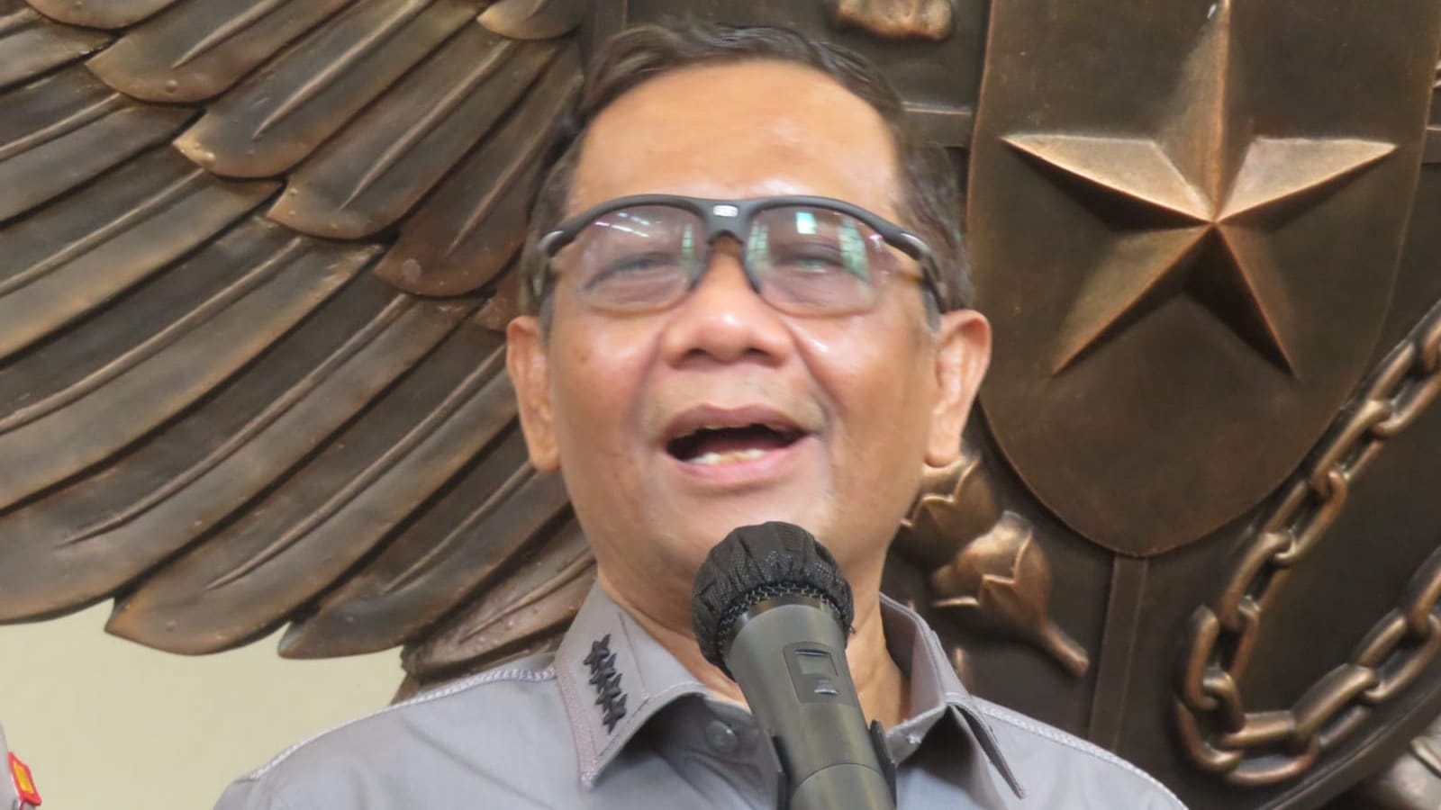DASAR: Menkopolhukam Mahfud MD menjelaskan sejatinya setiap tahanan memiliki ruangan selnya sendiri. Hanya saja dalam beberapa kasus harus membaur. Terutama kasus yang memiliki tersangka cukup banyak. (DWI AGUS/RADAR JOGJA)