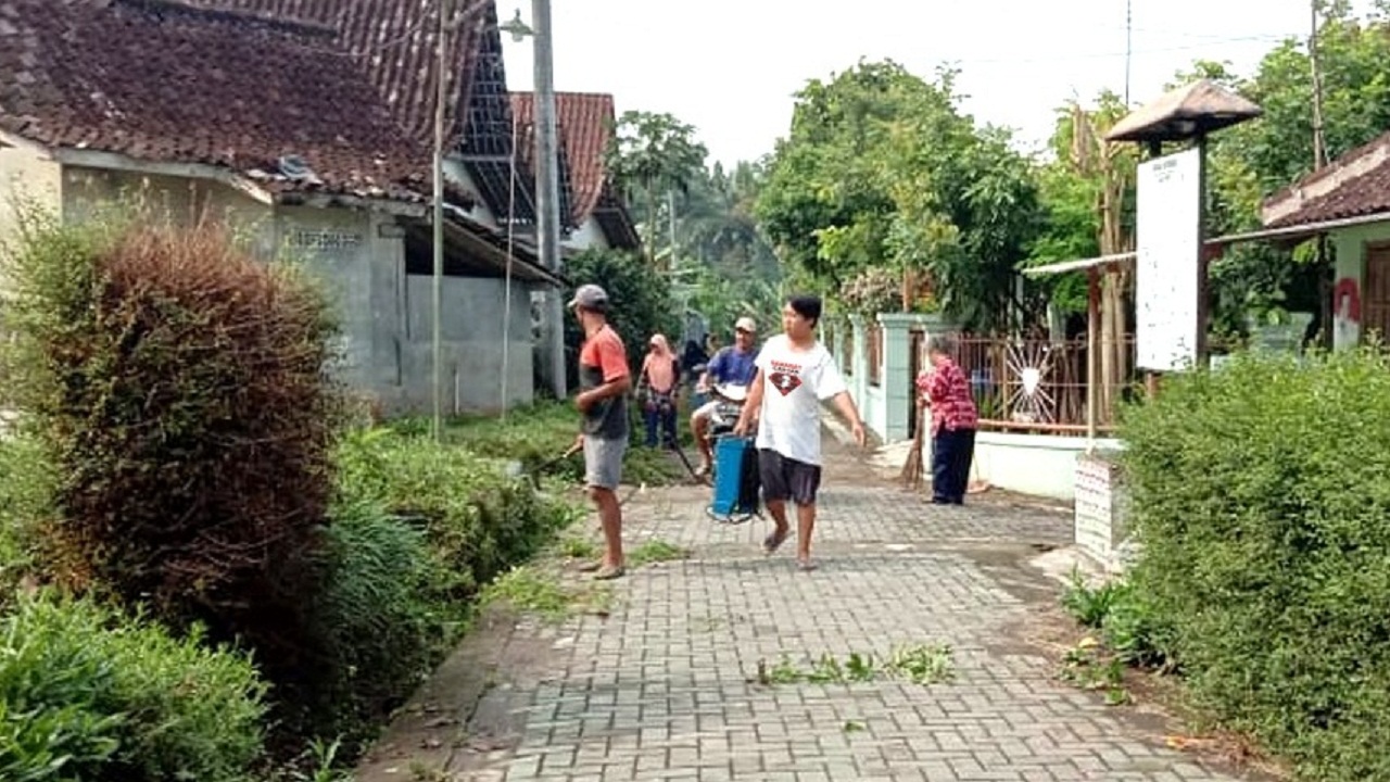 ADAKAN: Relawan Sahabat Ganjar daerah Kabupaten Magelang menyelenggarakan acara Jumat Bersih, diadakannya kegiatan ini adalah untuk meningkatkan kesadaran akan kebersihan lingkungan supaya semakin tinggi. (DOKUMENTASI SAHABAT GANJAR)