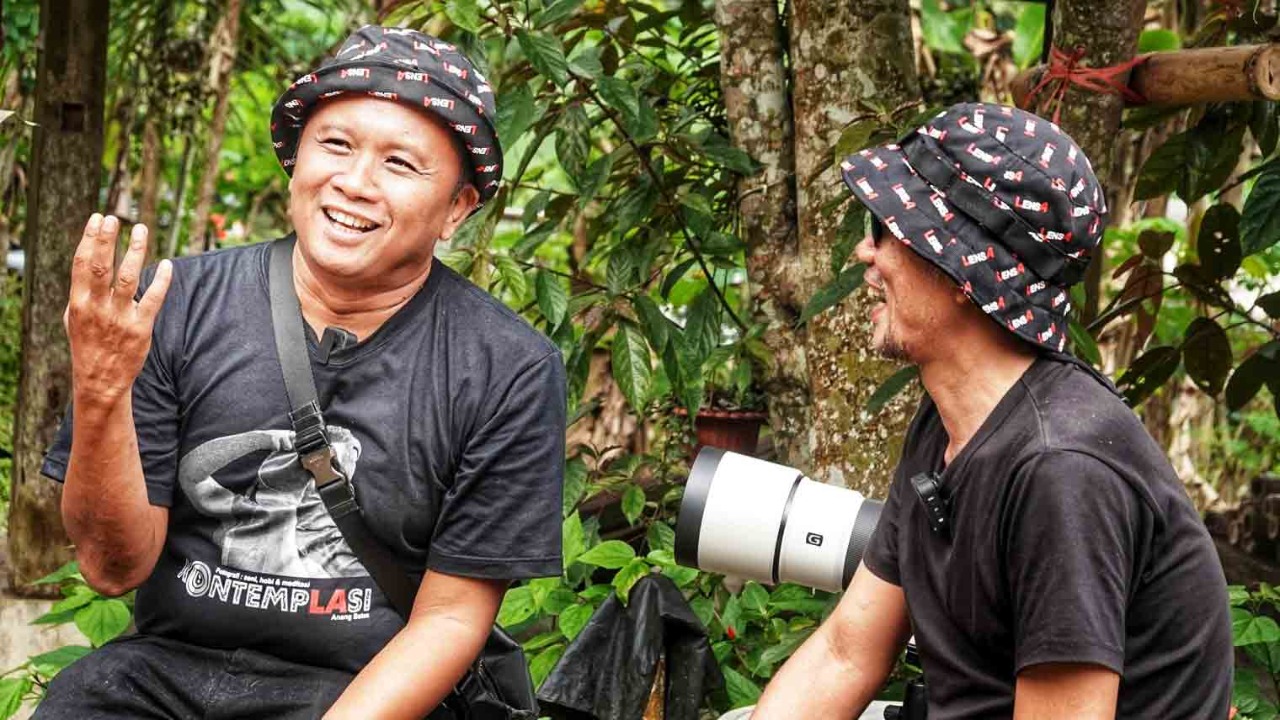 ADAKAN: Komika Anang Batas (kiri), bersama Rapper Marzuki Mohmmad Kill The DJ saat mengadakan lomba fotografi bertajuk Kontemplasi Birding di daerah Jatimulyo, Kulonprogo. (NANANG FEBRIYANTO/RADAR JOGJA)