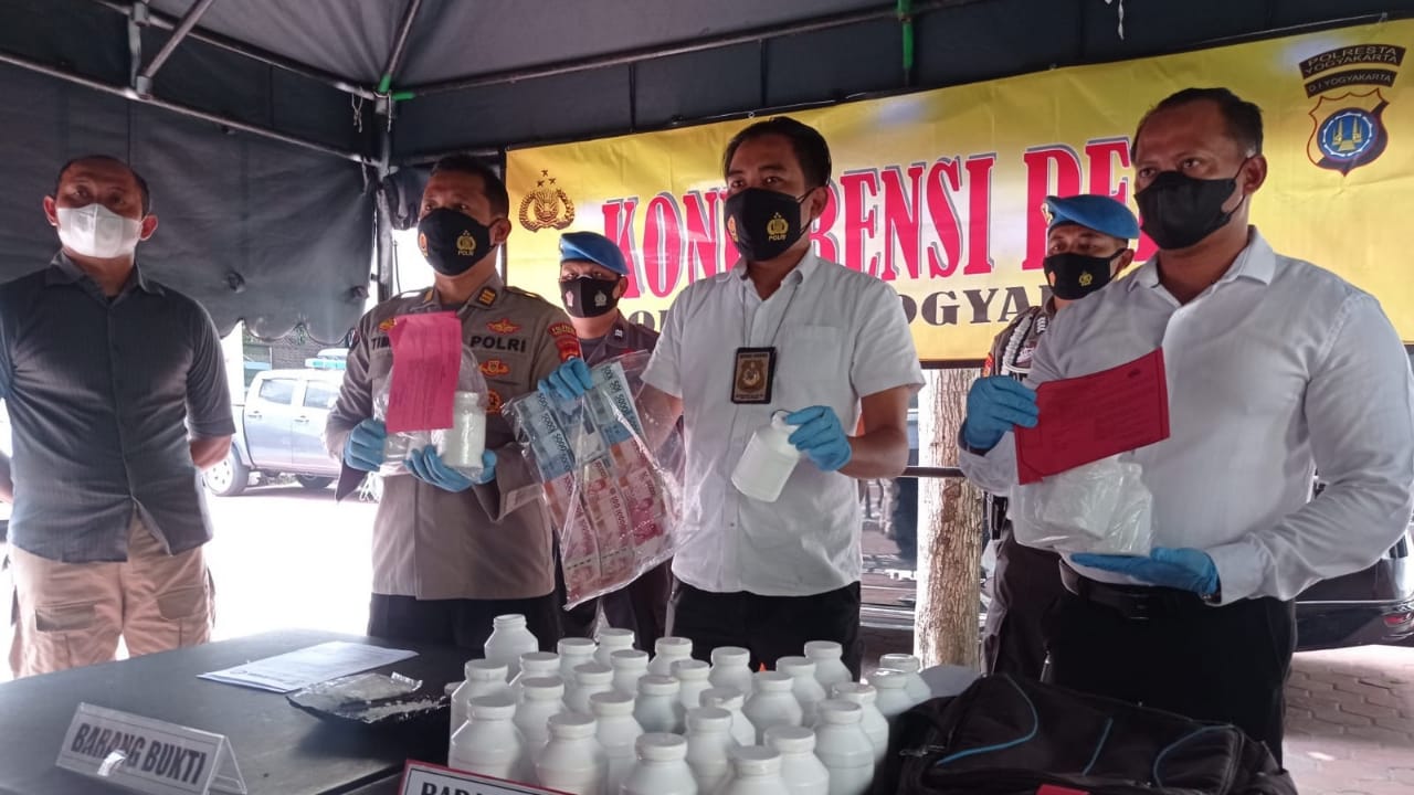 EDAR: Jajaran Satresnarkoba Polresta Jogja menunjukkan barang bukti sindikat penjual pil trihexyphenidyl ilegal merk Yarindo. Jaringan ini mengederkan obat penenang ini di kawasan Jawa Tengah dan DIJ. Total barang bukti yang disita sebanyak 33 ribu butir