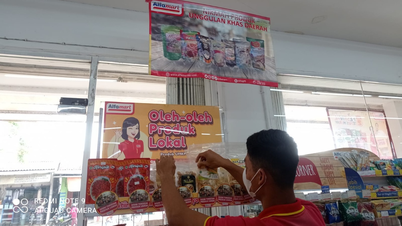 PRODUK LOKAL: Gerai produk UMKM lokal Purworejo memiliki tempat pajangan khusus di jaringan minimarket Alfamarat di wilayah Purworejo dan sekitarnya. (BUDI AGUNG/RADAR PURWOREJO)