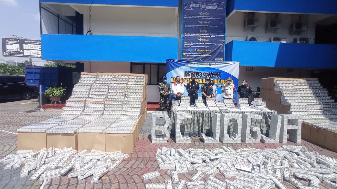 MUSNAHKAN: Kantor Pengawasan dan Pelayanan Tipe Madya Pabean B (KPPBC TMP B) Jogjakarta memusnahkan  2,976 juta batang rokok ilegal.  (DWI AGUS/RADAR JOGJA)