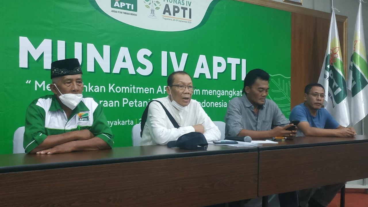 GELAR: Asosiasi Petani Tembakau Indonesia (APTI) saat menggelar Konfrensi Pers ,Rabu (29/9) terkait kebijakkan Pemerintah menaikan cukai rokok. Petani tembakau sebagai pihak yang paling tertekan dalam mata rantai industri hasil tembakau (IHT). (DOKUMENTAS