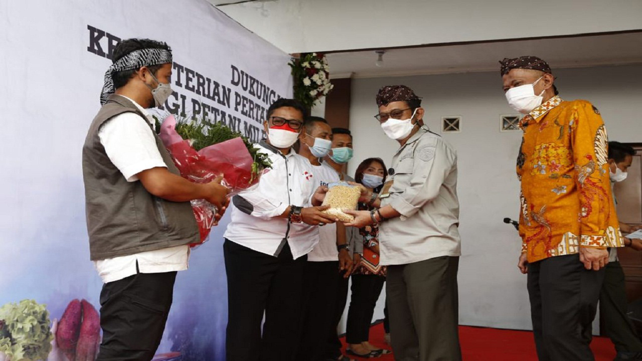 SIMBOLIS: Menteri Pertanian Syahrul Yasin Limpo menyerahkan bantuan kepada petani untuk produktivitas pertanian di Kabupaten Cianjur, Jawa Barat, Kamis (9/9/2021) (ISTIMEWA) meningkatkan
