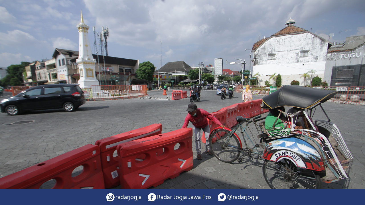 BATASI AKSES MASYARAKAT: Pengendara becak membuka penyekat jalan di kawasan Tugu, Jogja, (6/9). DIJ belum membuka destinasi wisata maupun fasilitas umum.(ELANG KHARISMA DEWANGGA/RADAR JOGJA)