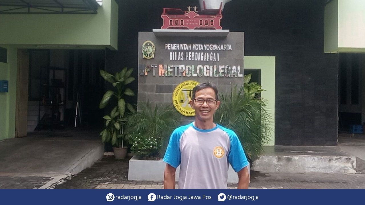 PAS SESUAI TAKARAN: Staf Fungsional Penera Madya UPT Metrologi Legal, Dinas Perdagangan Kota Jogja Muhammmad Ashari.