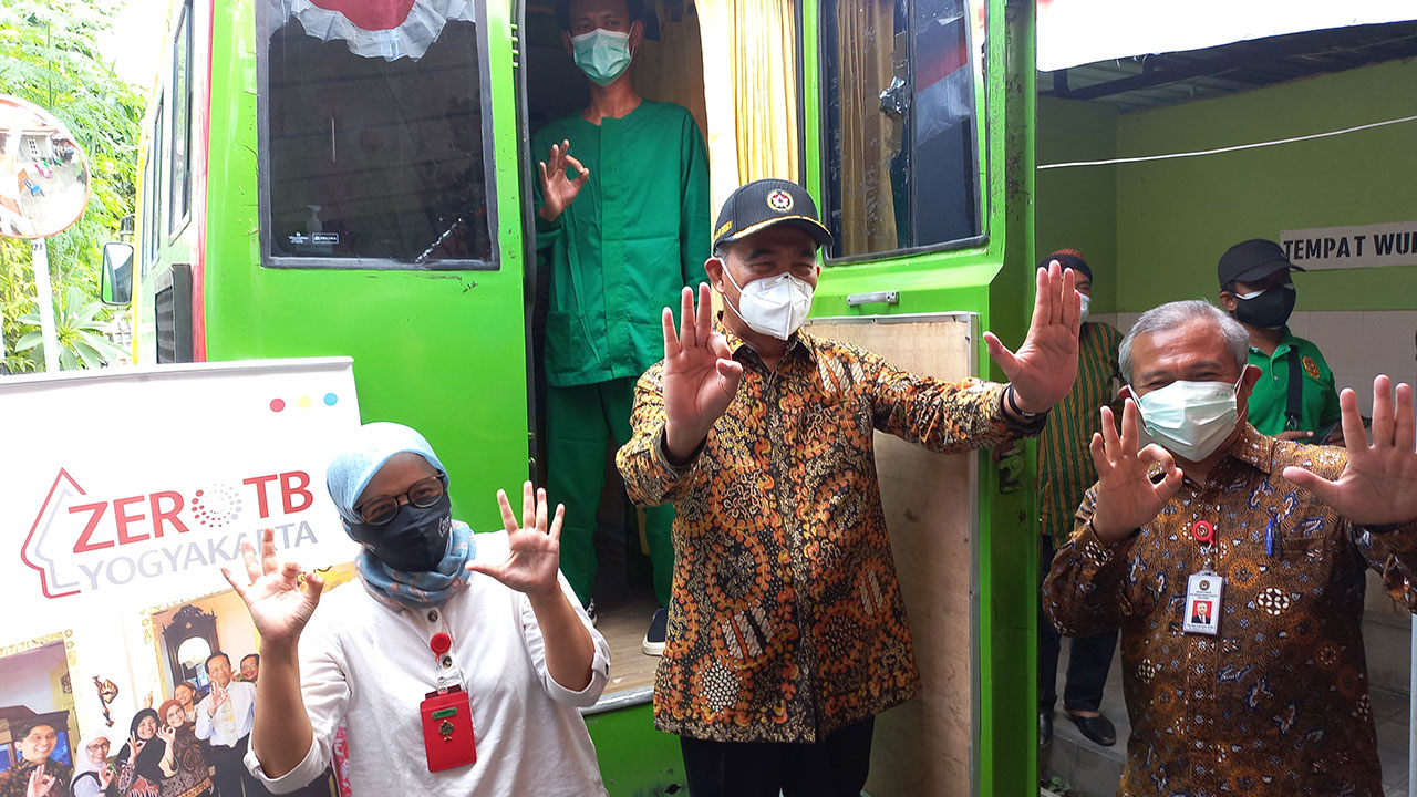 APRESIASI - Muhadjir Effendy berfoto usai melakukan rontgen paru-paru di Mobil Skrining TB, Kampung Karanganyar, Brontokusuman, Mergangsan (3/9). Dia pun melihat hasil rontgen dan mendengarkan penjelasan dari tenaga medis.(WINDA ATIKA IRAPUSPITA/RADAR JOG