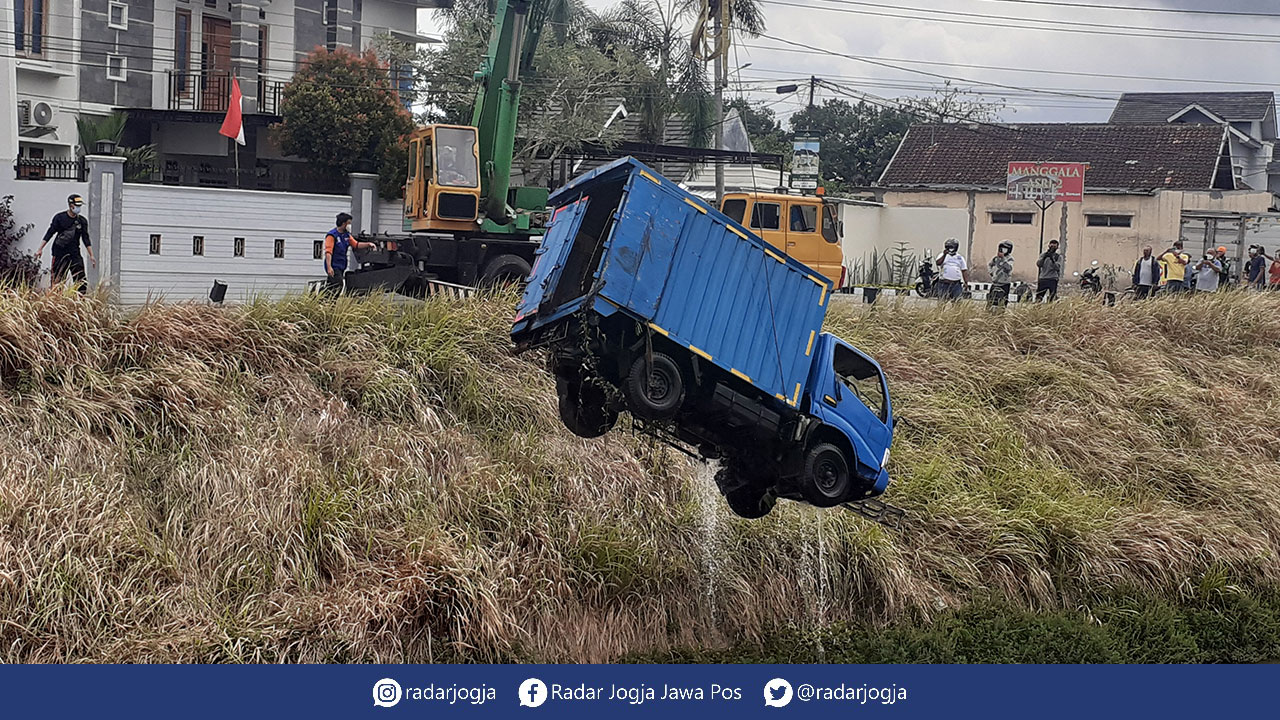 NYEMPLUNG: Truk box bermuatan kertas HVS terguling di Selokan Mataram timur Westlake, Padukuhan Bedog, Trihanggo, Gamping, Sleman, kemarin (3/9).(MEITIKA CANDRA LANTIVA/RADAR JOGJA)