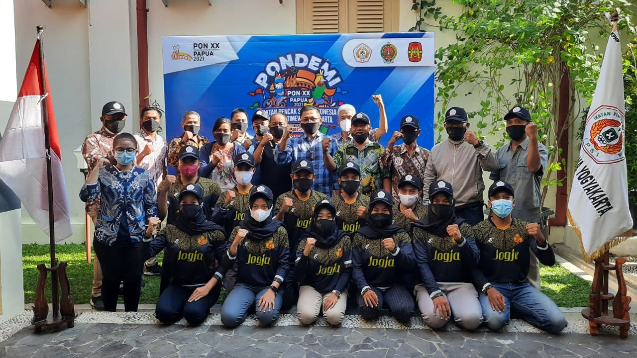 SIAP BERLAGA: Pelepasan tim pencak silat DIJ untuk Pekan Olahraga Nasional (PON) Papua XX 2021. Tim pencak silat DIJ berkekuatan 17 personel.(ISTIMEWA)