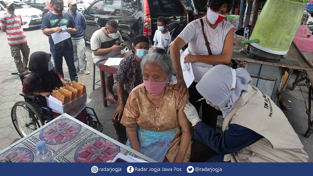 Perluas Sasaran: Vaksinasi terus dilakukan dengan menyasar berbagai elemen masyarakat. Mulai anak-anak, remaja, dewasa hingga kelompok lansia. GUNTUR AGA TIRTANA/RADAR JOGJA