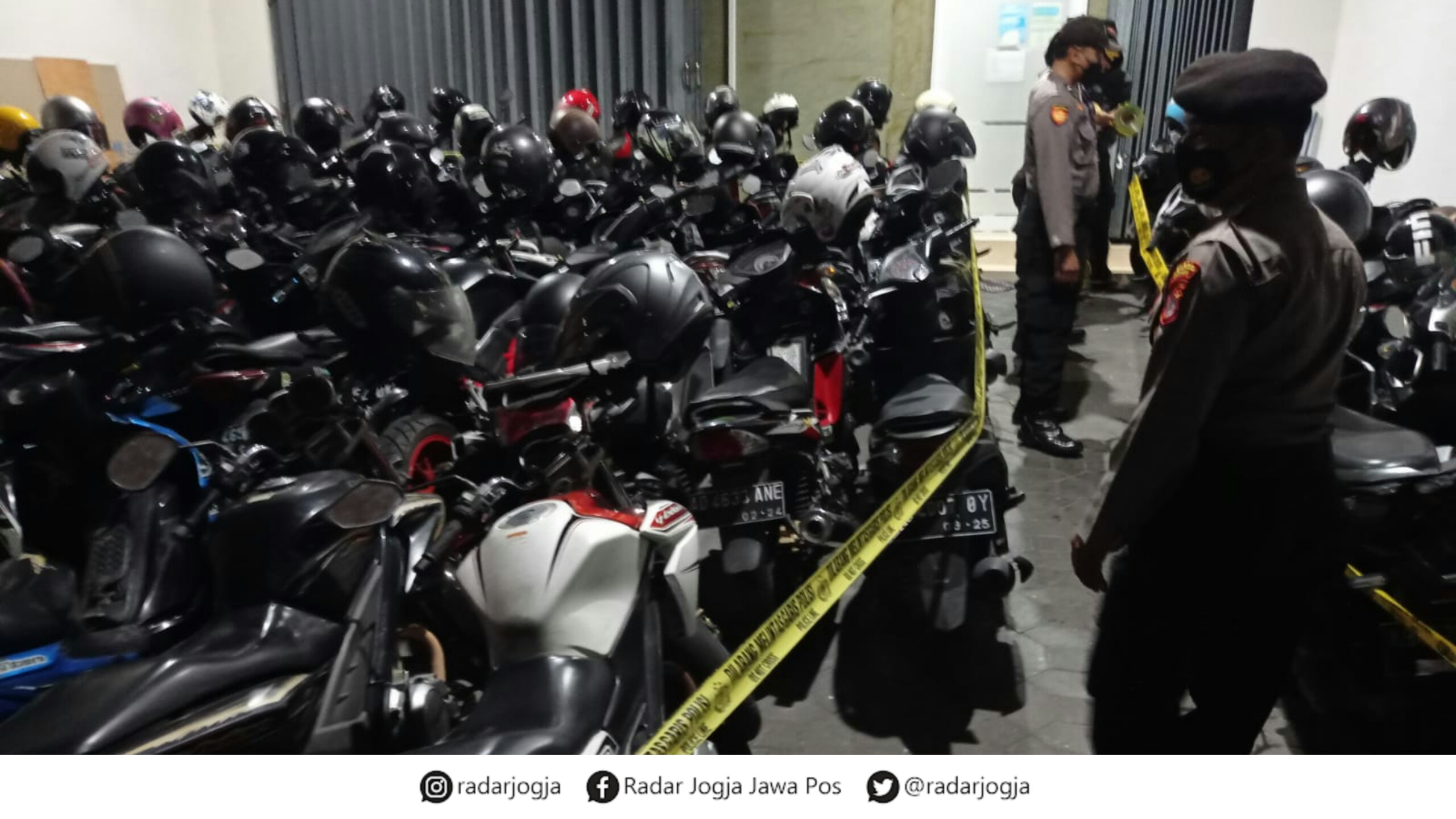 GREBEK : Jajaran Ditreskrimsus Polda Jawa Barat bersama Ditreskrimsus Polda DIJ melakukan penggerebekan kantor pinjaman online (pinjol) ilegal,  di jalan Profesor Herman Yohanes, Samirono, Caturtunggal, Depok Sleman, Kamis malam (14/10). (DWI AGUS/RADAR J