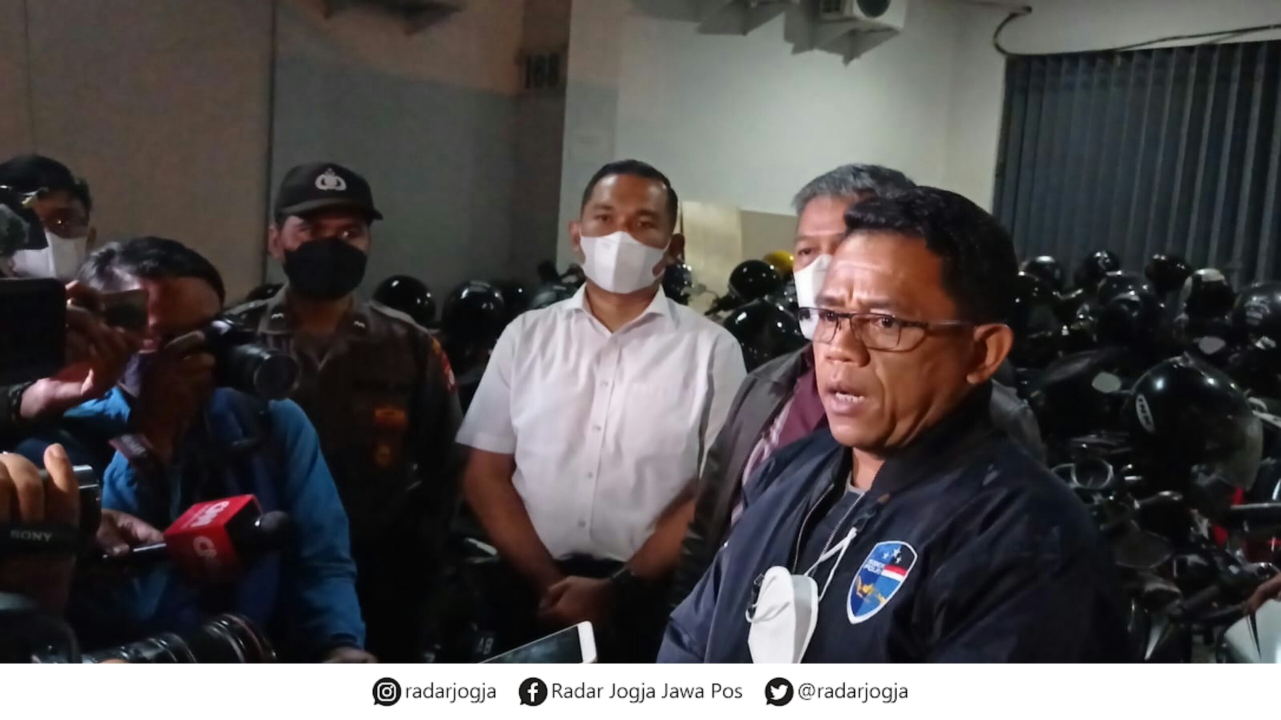 MODUS LEGALITAS : Dirreskrimsus Polda Jawa Barat Kombespol Arif Rahman menuturkan pinjol ilegal menggunakan modus legalitas. Satu aplikasi pinjol legal sebagai tameng 23 aplikasi pinjol ilegal. (DWI AGUS/RADAR JOGJA)