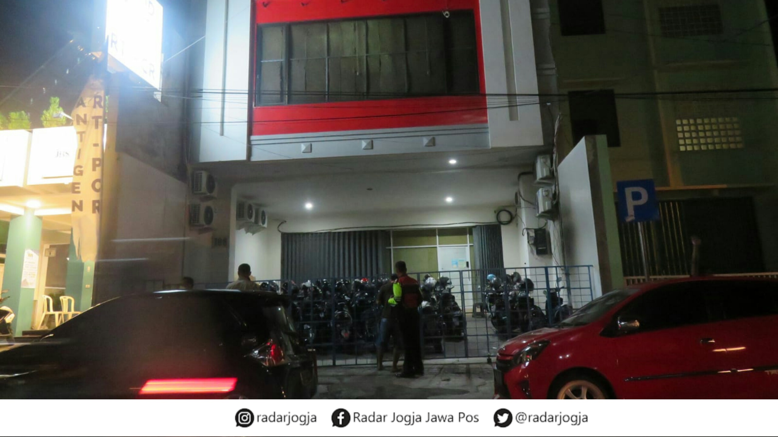 GREBEK : Jajaran Ditreskrimsus Polda Jawa Barat bersama Ditreskrimsus Polda DIJ melakukan penggerebekan kantor pinjaman online (pinjol) ilegal,  di jalan Profesor Herman Yohanes, Samirono, Caturtunggal, Depok Sleman, Kamis malam (14/10). (DWI AGUS/RADAR J