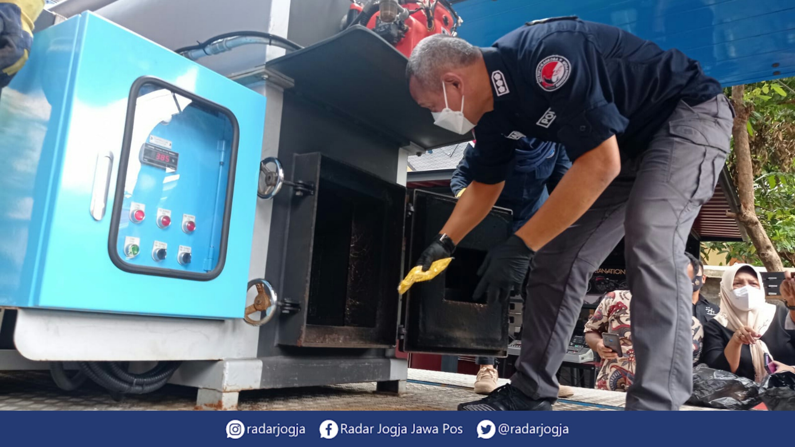 MUSNAH : Bareskrim Polri memusnahkan sekitar 48 juta pil dan 8 ribu ton bahan baku psikotropika ilegal, Jumat (15/10).  (DWI AGUS/RADAR JOGJA)