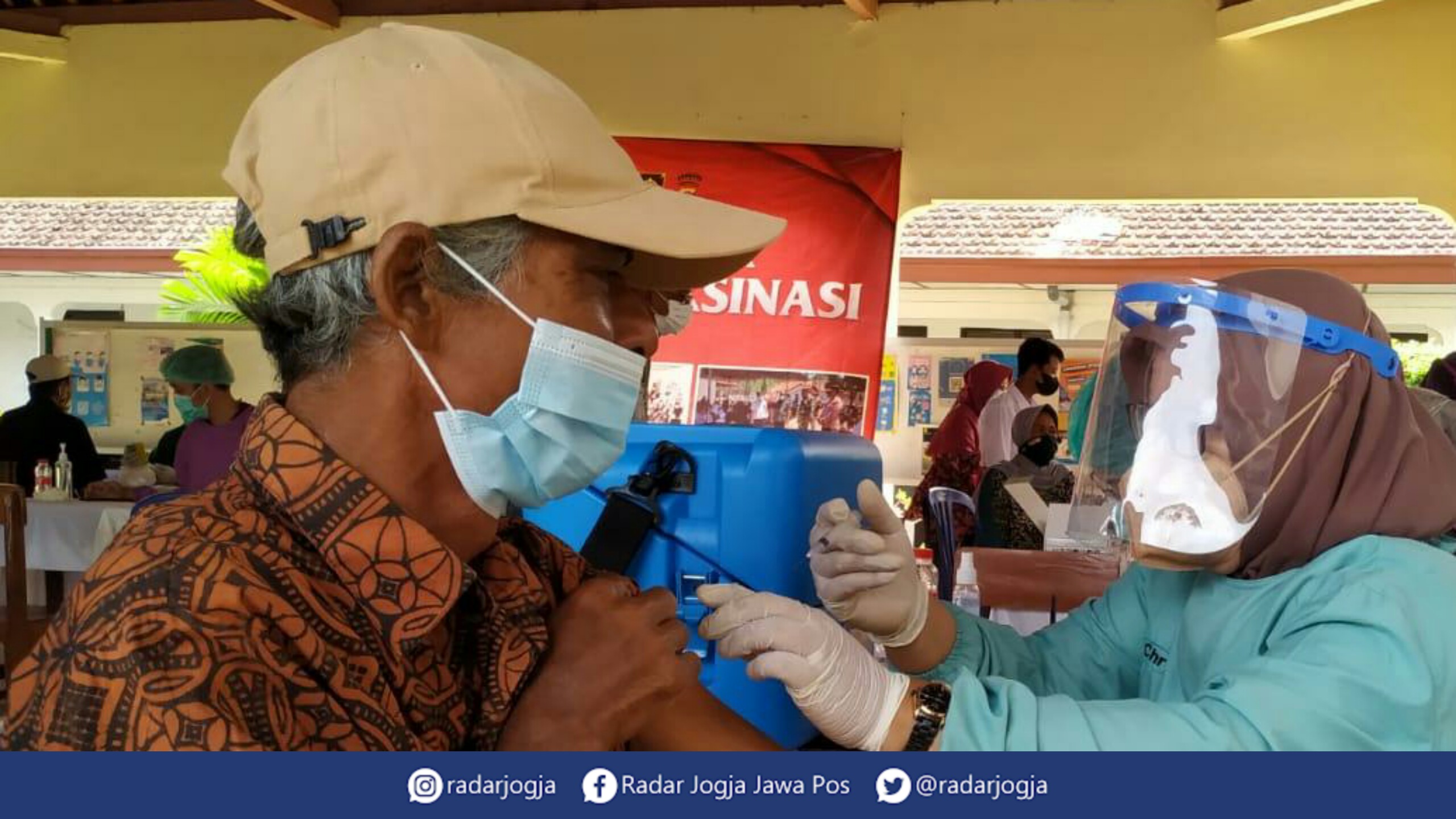 HERD IMUNITY : Daihatsu Jogjakarta bekerjasama dengan Pemda DIJ menggelar vaksinasi Covid-19 dengan total sasaran sebanyak 6.000 orang di Kapanewon Galur, Kabupaten Kulonprogo. (IWAN NURWANTO/RADAR JOGJA)