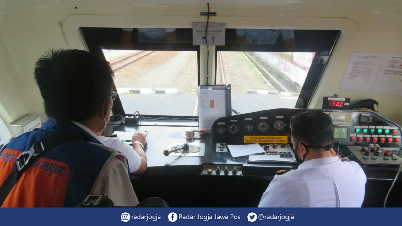 AKHIRNYA : PT. KAI mengijinkan anak dibawah 12 tahun naik kereta api. Kebijakan berlaku seiring terbitnya SE Kemenhub Nomor 89 Tahun 2021. (DWI AGUS/RADAR JOGJA)