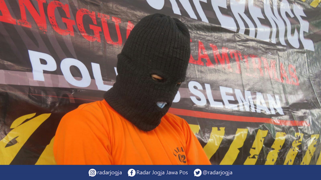 MENYIMPANG : Unit PPA Satreksrim Polres Sleman berhasil menangkap tersangka pelaku aksi pelecehan seksual sesama jenis, NN. Pria berusia 30 tahun ini menjebak korbannya dengan iming-iming lowongan pekerjaan. (DWI AGUS/RADAR JOGJA)