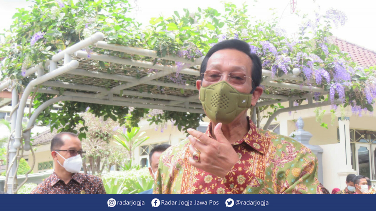 INGATKAN  : Gubernur DIJ Hamengku Buwono X mengingatkan para siswa dan guru tetap patuh protokol kesehatan Covid-19 selama berada di lingkungan sekolah. (DWI AGUS/RADAR JOGJA)