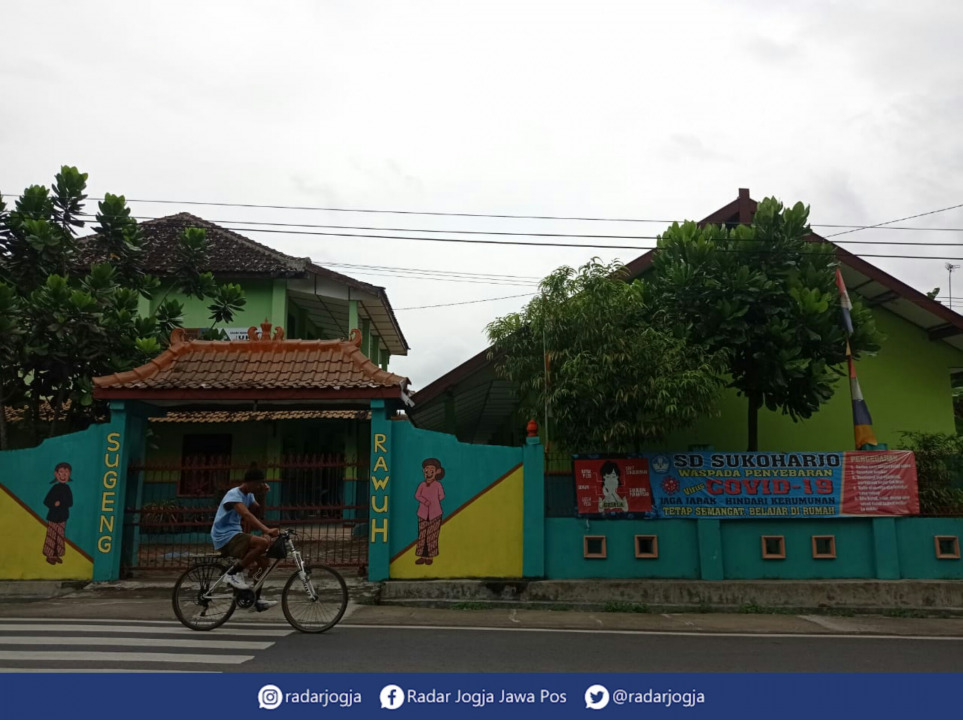 TUTUP : Pasca munculnya kasus Covid-19 di lingkungan sekolah, PTM terbatas di SDN Sukoharjo Sedayu dihentikan sementara waktu. (DWI AGUS/RADAR JOGJA)