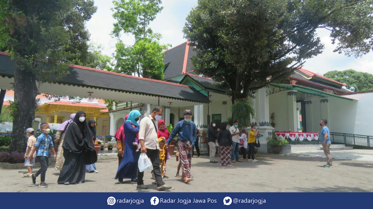 BERGELIAT : Keraton Ngayogyakarta Hadiningrat mulai membuka pintu bagi wisatawan, Kamis (28/10). (DWI AGUS/RADAR JOGJA)