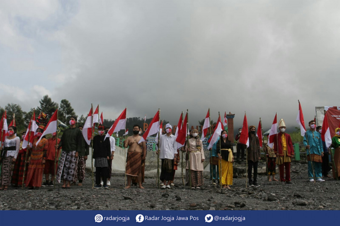 BERAGAM : AMAN mengadakan upacara di Bunker Kaliadem Merapi untuk memperingati Hari Sumpah Pemuda, Kamis (28/10). (DWI AGUS/RADAR JOGJA)