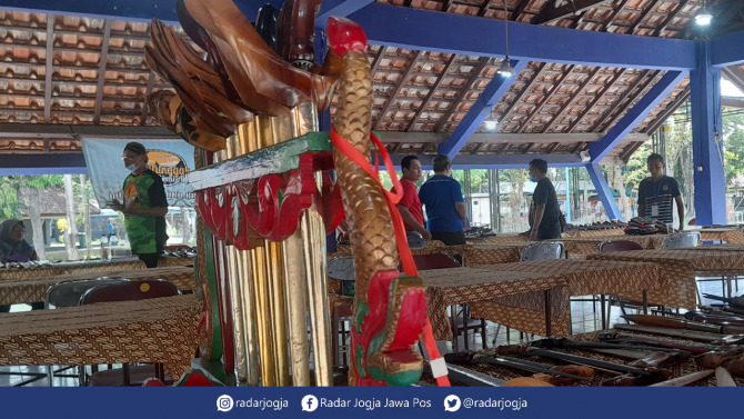 WARISAN BUDAYA: Salah satu stan di ajang pameran dan bursa keris di Pasar Seni Gabusan.(SITI FATIMAH/RADAR JOGJA)