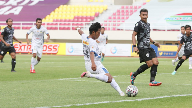 ENERJIK: Pemain PSIM Jogja Dominico Savio Sheva Maresca melepaskan tembakan saat laga melawan PSG Pati di Stadion Manahan Solo, Selasa (19/10).(MEDIA PSIM JOGJA)
