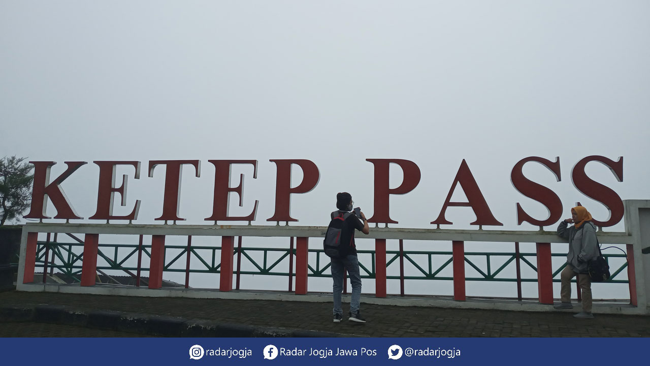 BERWISATA: Daya Tarik Wisata (DTW) Ketep Pass yang terletak di Kabupaten Magelang mulai dilakukan uji coba pembukaan hari ini, (29/10). Terlihat aktivitas pengunjung di salah satu ikon Ketep Pass.(NAILA NIHAYAH/RADAR JOGJA)