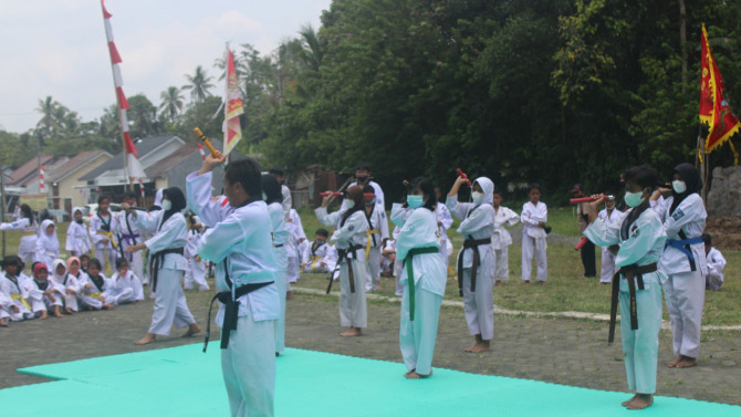 SEMANGAT: Peserta mengikuti pelatihan kungfu tradisional di Perum Japunan Residence, (17/10).(ISTIMEWA)