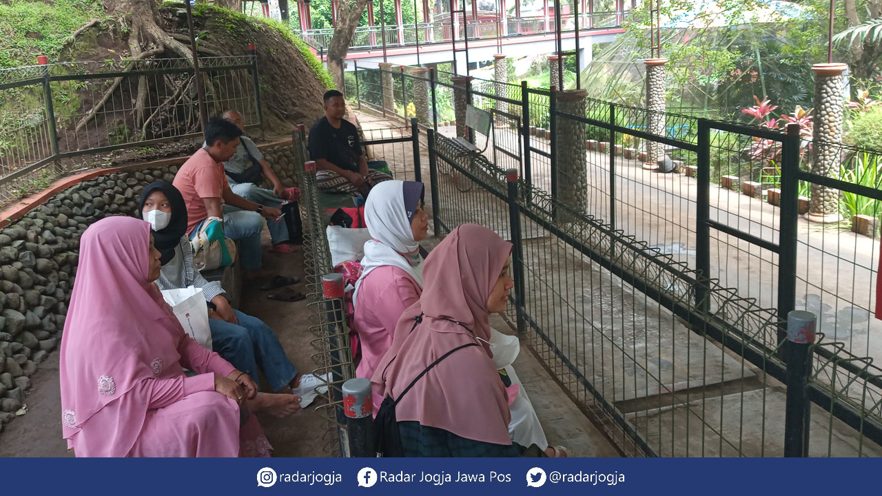 ANTUSIAS: Pengunjung mulai mendatangi Taman Kyai Langgeng, Magelang pada Selasa (26/10). Hal ini sejalan dengan dibukanya kembali taman tersebut usai pemberlakuan PPKM level 2.(Naila Nihayah/Radar Jogja)
