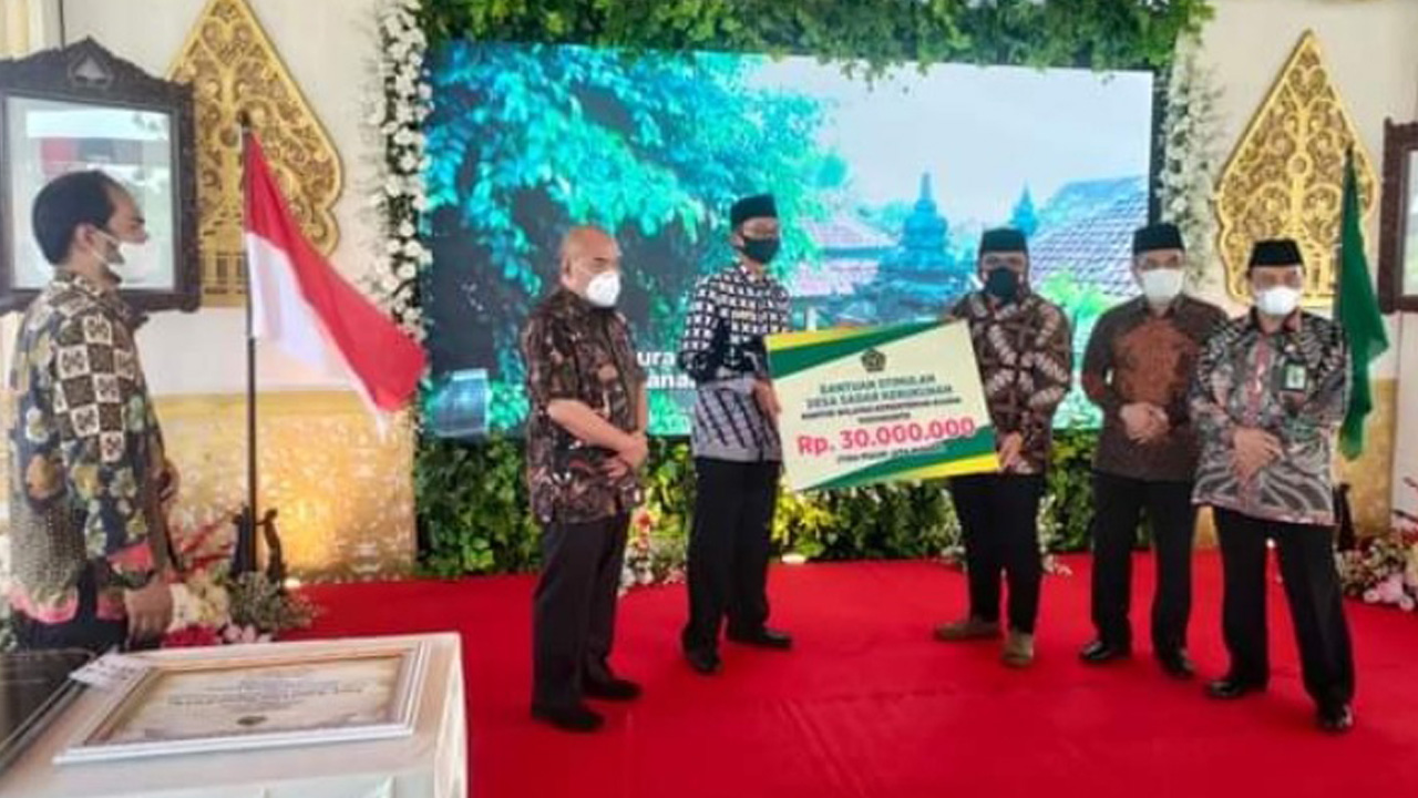 BERI HADIAH: Bantuan pembinaan Desa Sadar Kerukunan diserahkan oleh Menag RI Yaqut Cholil Qoumas (tiga dari kanan) kepada Hilmi Hakimudin (dua dari kiri).(Kalurahan Pendowoharjo for radar jogja)