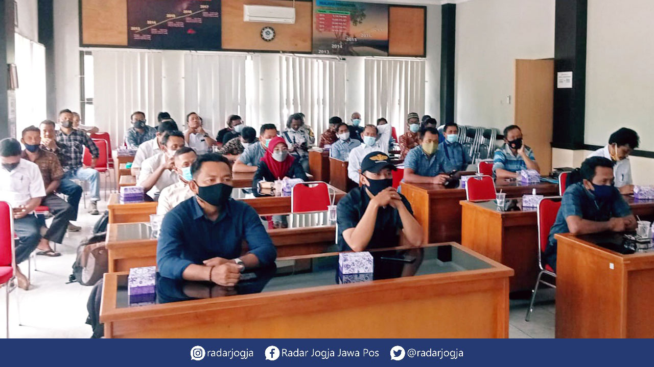 ANGIN SEGAR - Pelaku wisata mengikuti sosialiasi di kantor Dispar Kabupaten Gunungkidul terkait dengan bantuan keuangan mendukung percepatan pengembangan daya tarik wisata.(GUNAWAN/RADAR JOGJA)