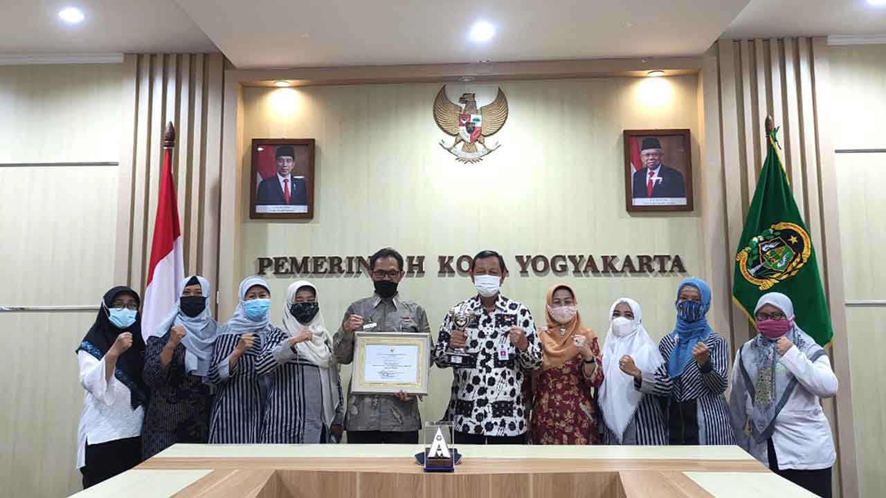 PRESTASI: Asisten Kesra Sekda Kota Jogja Sisruwadi didampingi Kepala DPMPPA Kota Jogja Edy Muhammad menerima penghargaan Parahita Ekapraya 2020. ISTIMEWA
