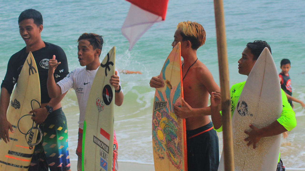 LAYAK DIKUNJUNGI: Pecinta olahraga surfing bersiap diri menantang ombak kawasan Pantai Wediombo, Jepitu, Girisubo. Foto diambil sebelum pandemi Covid-19.(ISTIMEWA)