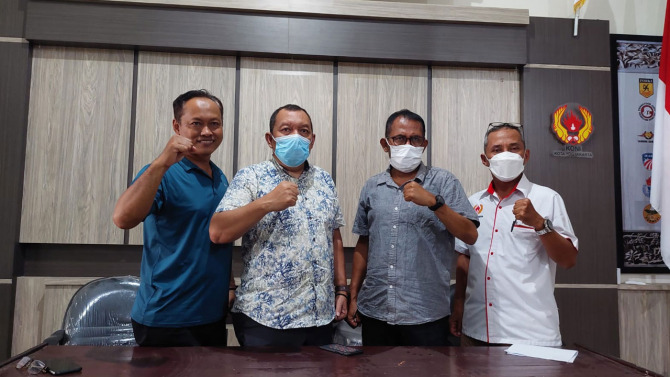 PERSIAPAN: Ketua Panitia Musorkot M Syalthut Aridloi (kiri), Ketum KONI Kota Jogja Aji Karnanto (dua dari kiri), Sekum Iriantoko Cahyo Dumadi (dua dari kanan) dan Ketua Tim penjaringan dan Penyaringan Iriawan Argo Widodo.(ANA R. DEWI/RADAR JOGJA)