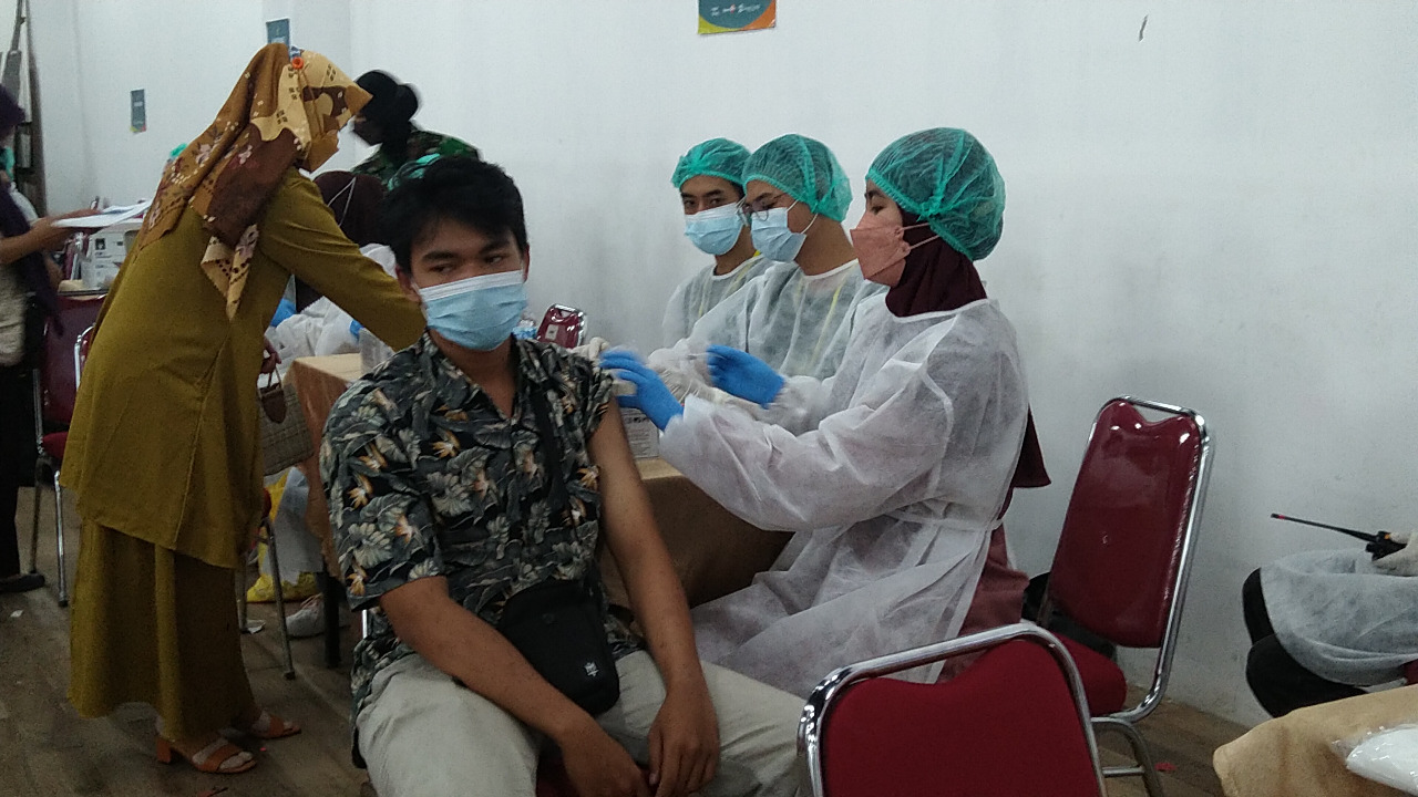 Herd Imunity : Vaksinasi dosis kedua berlangsung di Sleman City Hall, Jumat (1/10) (Feny Indah Puspitasari/Radar Jogja)
