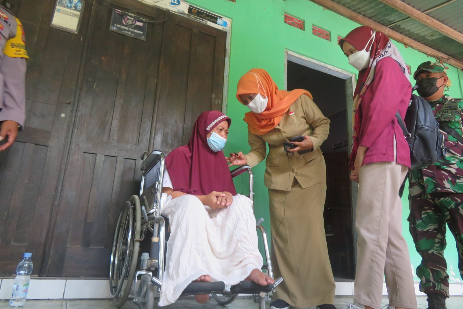 JEMPUT BOLA : Dinkes Kota Jogja melakukan vaksinasi Covid-19 jemput bola ke rumah warga Giwangan, Umbulharjo, Kopta Jogja, Senin (4/10)