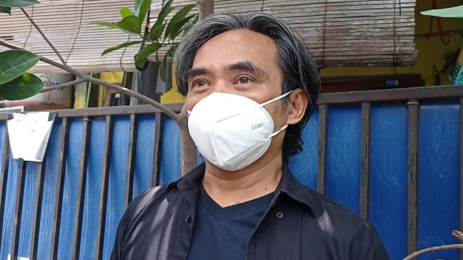 MENULIS NOVEL : Pendiri Teater Garasi Yudi Ahmad Tajudin ceritakan Gunawan Maryanto memiliki mimpi untuk menulis novel. Sayangnya mimpi ini belum terwujud hingga sosok tersebut meninggal dunia. (DWI AGUS/RADAR JOGJA)