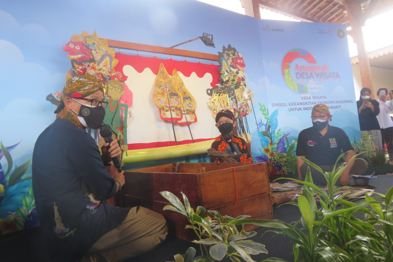 KAGUM : Penampilan dalang cilik bernama Alby Ersani Widyaputra mampu mencuri perhatian Menparekraf Sandiaga Salahuddin Uno. (DWI AGUS/RADAR JOGJA)